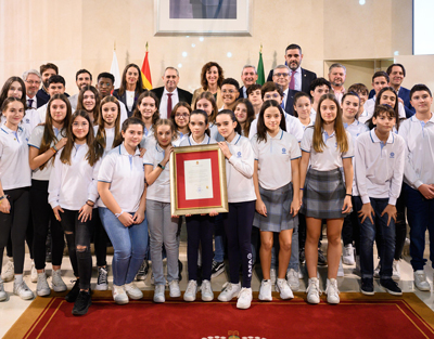 Noticia de Almería 24h: El Ayuntamiento reconoce los 75 años de historia y compromiso educativo del Colegio SAFA con la entrega del Escudo de Oro de la ciudad