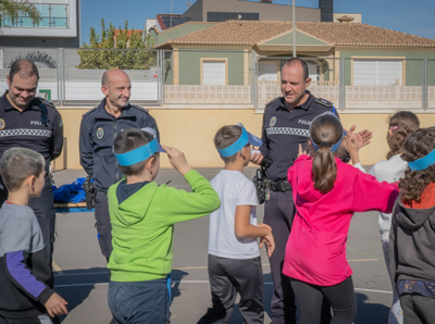 Entrega de premios a los escolares del CEIP Gabriel Cara por su participacin en el curso de educacin vial 