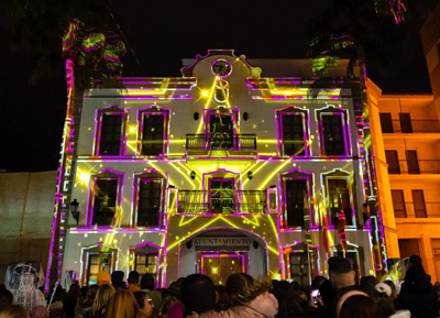 Noticia de Almería 24h: Adra da la bienvenida a la Navidad con un ‘video mapping’ de luces de colores en la fachada del Ayuntamiento