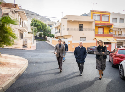 El alcalde visita los trabajos de mejora de asfaltado que se acometen en un total de diez calles de Aguadulce norte