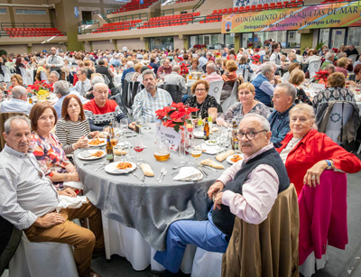 Noticia de Almera 24h: Cerca de 800 personas mayores disfrutan de una jornada de convivencia la tradicional comida de Navidad 