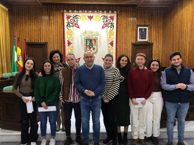 Noticia de Almería 24h: El Ayuntamiento de Huércal-Overa entrega ayudas a los estudiantes Erasmus del municipio