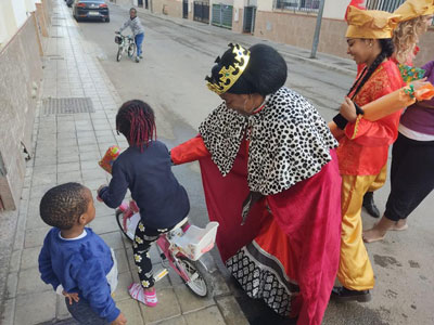 Noticia de Almería 24h: Las Reinas Magas de la Fundación Cepaim repartieron regalos a niñas y niños de siete nacionalidades en la Comarca de Níjar