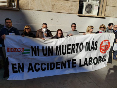 Noticia de Almera 24h: UGT y CCOO Almera se concentran por la muerte de un trabajador en Micheln 
