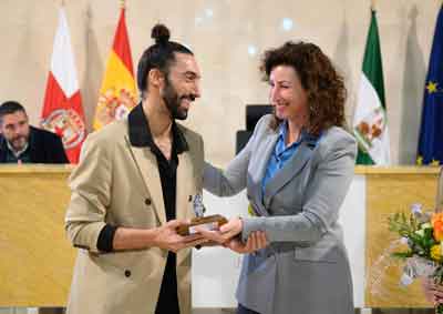 Eduardo Guerrero recibe la Zapatilla de Plata de Indanza en un emotivo acto en el saln de plenos del Ayuntamiento