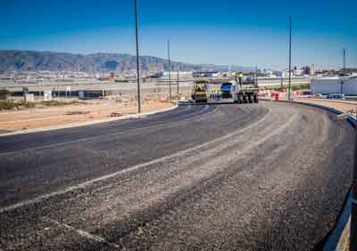 El alcalde visita las obras de acceso a Roquetas centro por el Cauelo cuyos trabajos marchan a buen ritmo