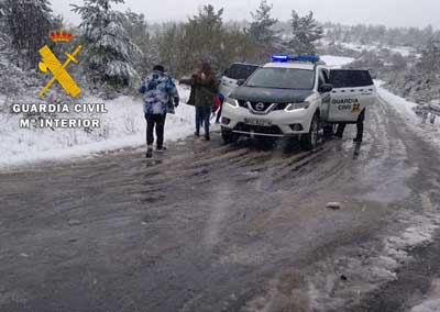 Noticia de Almería 24h: La Guardia Civil auxilia a diez personas atrapadas en sus vehículos a causa de la nieve en el puerto de la Ragua