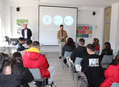 El concejal Jess Luque visita a los alumnos de la Escuela de Hostelera y Turismo de Almera