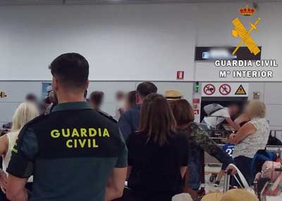 Noticia de Almería 24h: La Guardia Civil detiene en el aeropuerto de Almería a la mujer que el mes pasado intentó abandonar el país con una menor de 14 años