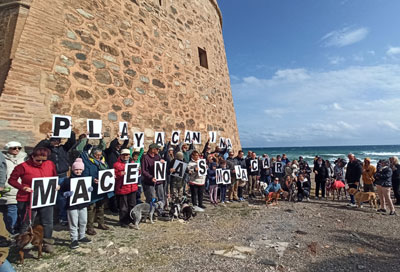 Concentracin por una playa canina en la Playa de Macenas