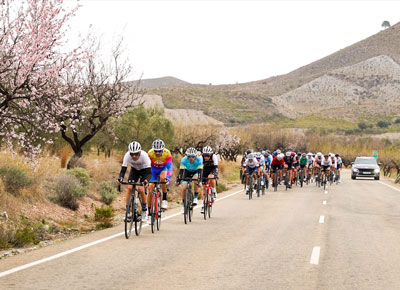 Manuel Maestra conquista el casco urbano de Mojcar y se convierte en lder de la Vuelta Ciclista a Almera