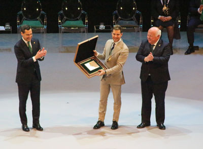 El presidente de Diputacin, Javier A. Garca, felicita a David Bisbal por su nombramiento como Hijo Predilecto de Andaluca