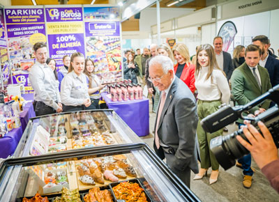 La I Feria Outlet de Comercio Local de Roquetas de Mar abre sus puertas al pblico en el Palacio de Congresos