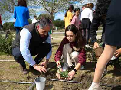 Noticia de Almera 24h: Sostenibilidad y msica se dan la mano a ritmo de la OCAL y la plantacin de 600 plantas de romero en el Parque del Andarax 