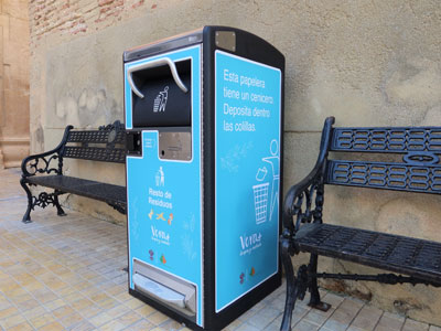 Noticia de Almería 24h: El Ayuntamiento de Vera instala papeleras solares inteligentes de alta capacidad en el casco urbano y en Vera Playa