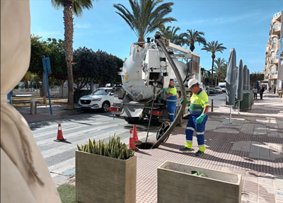 Ms de 300 kilos de residuos extrados de las alcantarillas y tuberas de saneamiento de Garrucha de cara a la Semana Santa