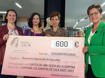 Adriana Valverde hace entrega del cheque de 600 euros de ‘Los Zapatos de Lola’ a la ganadora de la ltima edicin