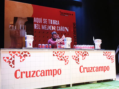 Un centenar de profesionales participan en el primer concurso de tiraje de cerveza Cruzcampo