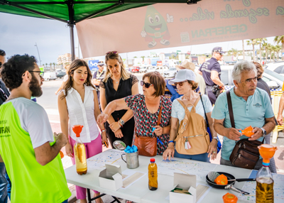 Noticia de Almera 24h: El Ayuntamiento de Roquetas conciencia en el mercadillo sobre la importancia de reciclar el aceite usado