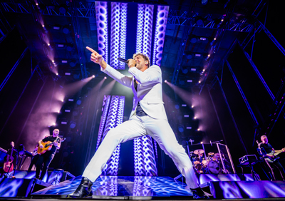 David Bisbal hace un repaso de sus grandes temas en su concierto en la plaza de Toros de Roquetas de Mar