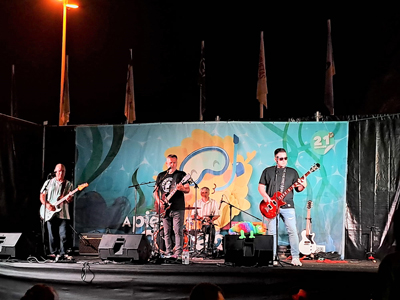Noticia de Almería 24h: Los Camaleones Rock llevan la marcha y la buena música hasta la Urbanización de Roquetas de Mar