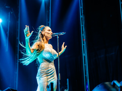 Noticia de Almería 24h: India Martínez repasa sus grandes temas durante dos horas en su concierto en Playa Serena II en Roquetas