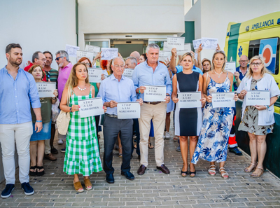 Noticia de Almera 24h: Ayuntamiento de Roquetas, Junta de Andaluca y sanitarios protestan contra la agresin a un mdico del Centro de Salud Aguadulce Sur