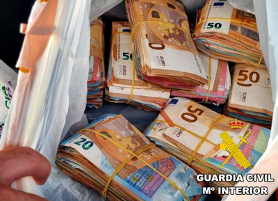 Noticia de Almería 24h: Encuentran más de 100.000 euros ocultos en el interior de un vehículo