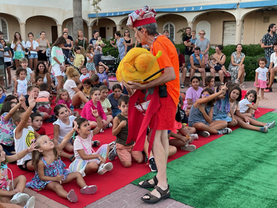 Niños y mayores de Costacabana disfrutan con los cuentos y juegos de ‘Cuéntamelo en Almería’