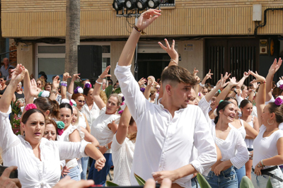 Arranca la Feria de Medioda de Adra 2023 con el tradicional flashmob por parte de las escuelas de baile