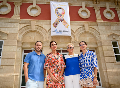 Noticia de Almería 24h: El Ayuntamiento se suma a la campaña de sensibilización del cáncer infantil con la colocación de un lazo dorado en el Teatro Apolo 