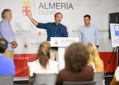 Noticia de Almería 24h: El Ayuntamiento inicia un proyecto piloto para fomentar el desplazamiento en bicicleta y a pie a cinco centros de enseñanza