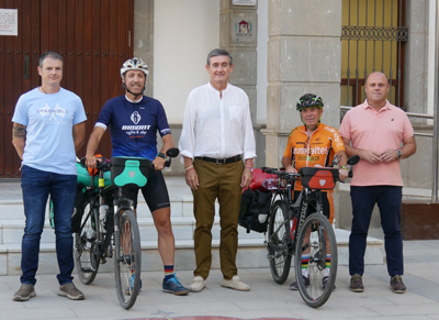Noticia de Almería 24h: Manuel Cortés recibe a dos ciclistas que recorren más de 2.500 km solidarios en la ‘Vuelta a Andalucía en silencio’