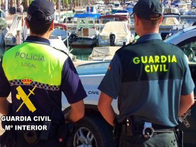 Noticia de Almera 24h: Un guardia civil fuera de servicio ayuda a la detencin de una persona que hua de la polica por el Paseo Martimo de Aguadulce