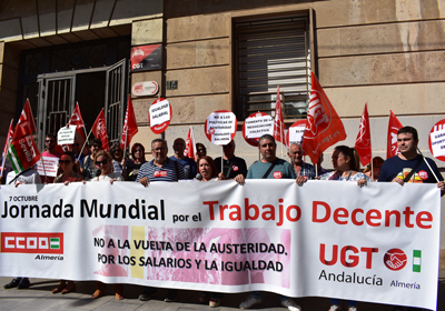 UGT y CCOO Almería se concentran por un trabajo decente
