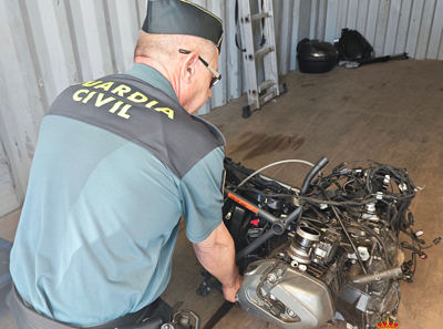 Noticia de Almera 24h: La Guardia Civil recupera en el Puerto de Almera el motor y numerosas piezas de una motocicleta de gran cilindrada 