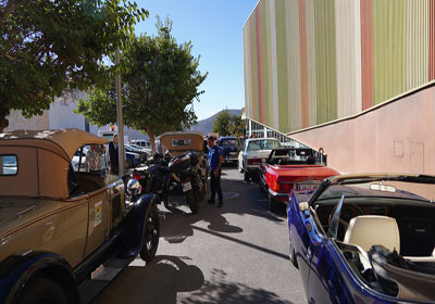 Noticia de Almería 24h: Berja admira el ‘museo sobre ruedas’ en la Plaza Porticada, con presencia de numeroso público