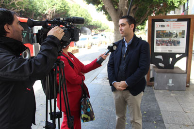 Noticia de Almería 24h: Gallo Pedro sale a la calle con la exposición fotográfica ‘Diez años emocionando con cine’ 