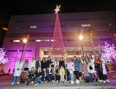 Los pequeos Noelia y Lucas Noa han sido los encargados de encender la Navidad en el Hospital Universitario Torrecrdenas