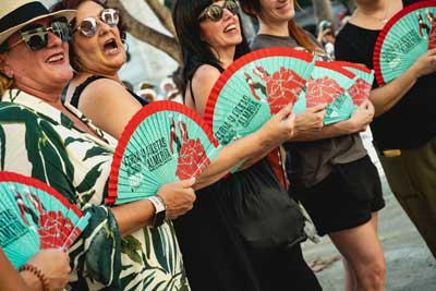 Noticia de Almera 24h: Almerienses y turistas se hacen con los 15.000 abanicos de la Feria de Almera 2024