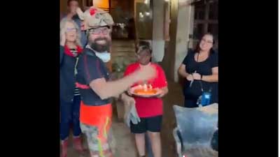 Noticia de Almera 24h: Vecinos de Catarroja en Valencia, sorprenden a un bombero andaluz con una tarta de cumpleaos