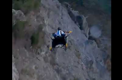 Noticia de Almera 24h: Se lanza desde un acantilado montando una alfombra “Mgica”