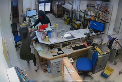 Noticia de Almera 24h: Atraca una sucursal de correos con un cuchillo causando heridas en las manos de la empleada