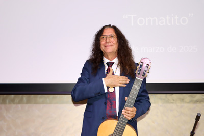 Noticia de Almera 24h: Un emocionado Tomatito recibe la Medalla de Oro de la Universidad de Almera