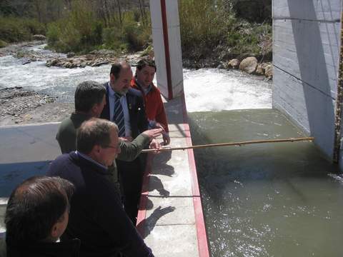 La Junta repara el aforador de Darrcal, que mide el agua que aporta el ro Grande al embalse de Bennar 