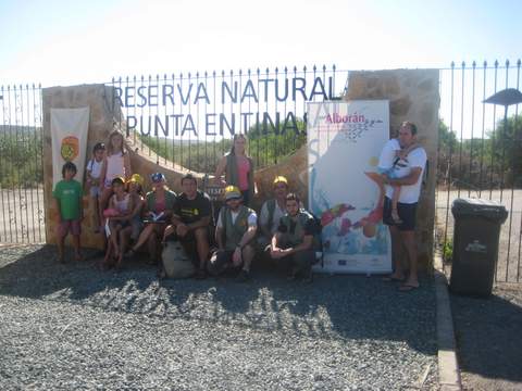 Una veintena de voluntarios participan en una jornada ambiental limpiando la Playa de Punta Entinas 