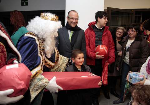 El alcalde destaca la fuerza de los nios y el tesn de sus padres en la fiesta de Navidad de la asociacin ARGAR