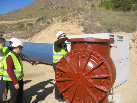 Instalan cinco grandes vlvulas en las nuevas conducciones de agua de los trasvases al pantano de Cuevas