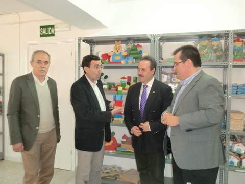 La Unidad de Estancia Diurna Javier Pea hace entrega de juguetes y material educativo infantil al Ayuntamiento de Njar