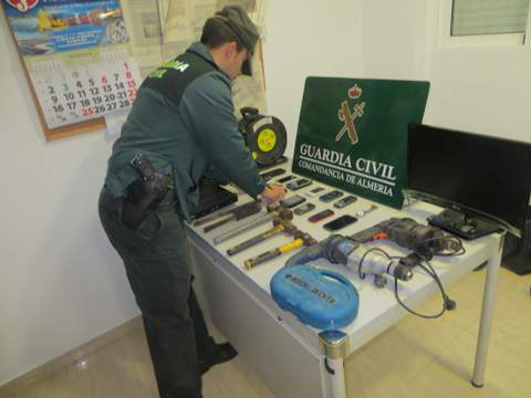 La Guardia Civil practica 4 detenciones y esclarece 12 robos y hurtos cometidos en su mayora en instalaciones agrcolas